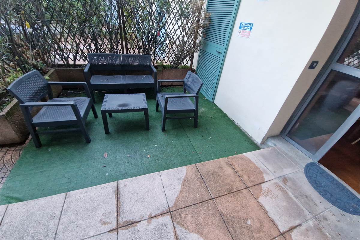 COMO affittiamo BILOCALE arredato con terrazzino