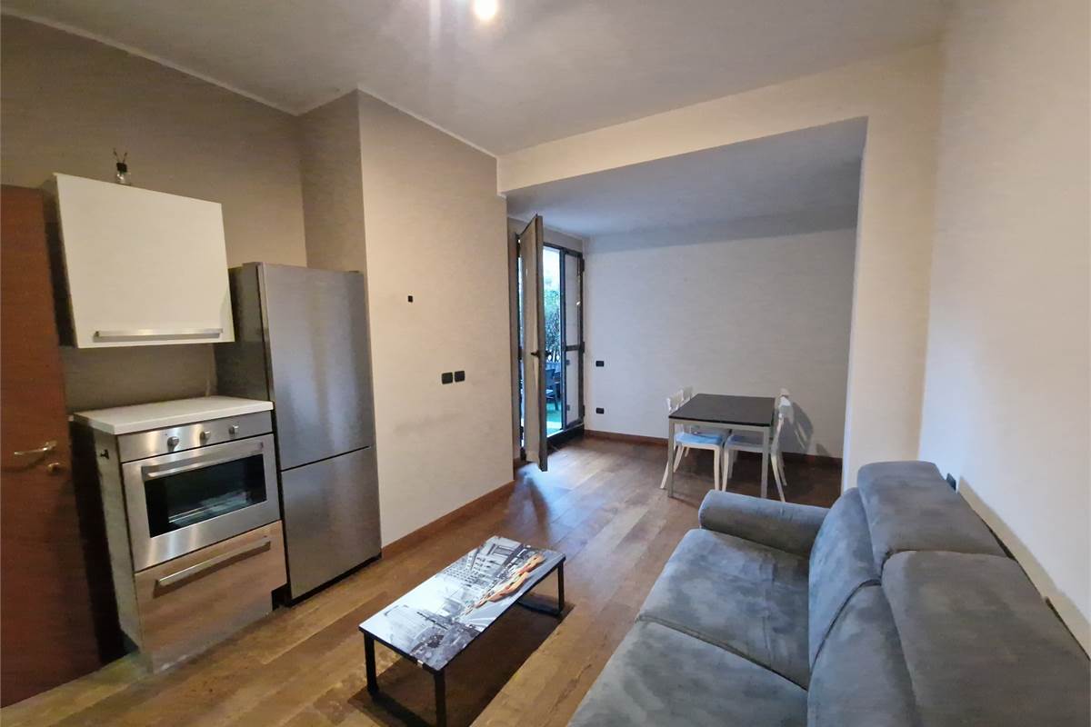 COMO affittiamo BILOCALE arredato con terrazzino