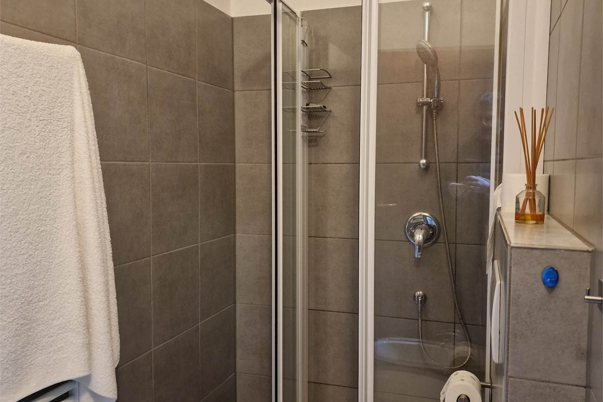 COMO affittiamo BILOCALE arredato con terrazzino