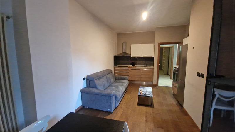 COMO affittiamo BILOCALE arredato con terrazzino