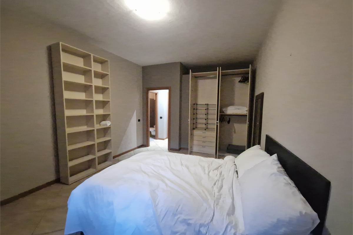 COMO affittiamo BILOCALE arredato con terrazzino