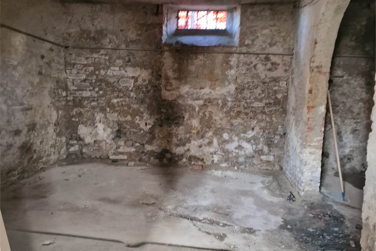 CANTU' vendesi DEPOSITO Mq 150 con accesso carraio