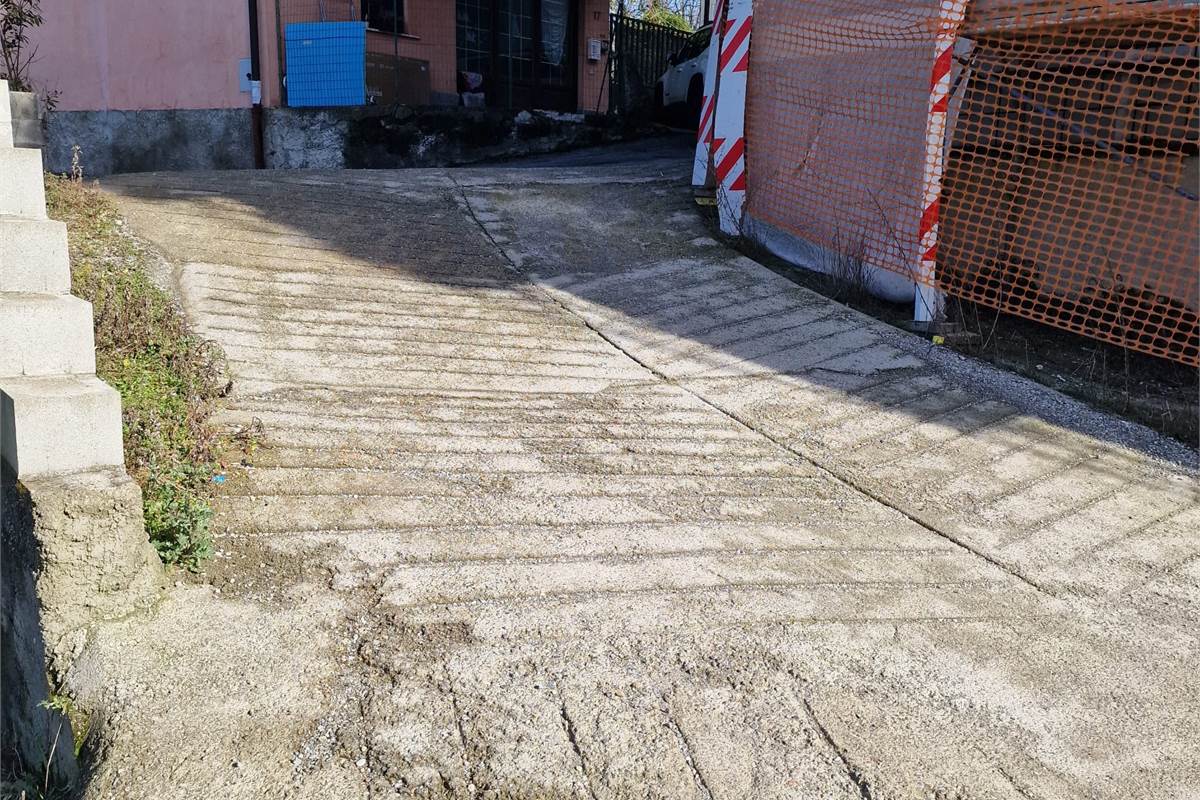 CANTU' vendesi DEPOSITO Mq 150 con accesso carraio