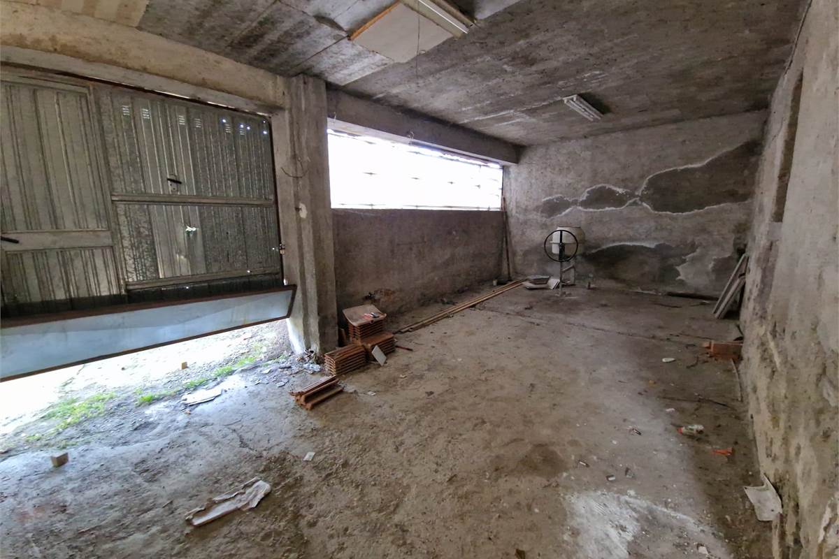 CANTU' vendesi DEPOSITO Mq 150 con accesso carraio