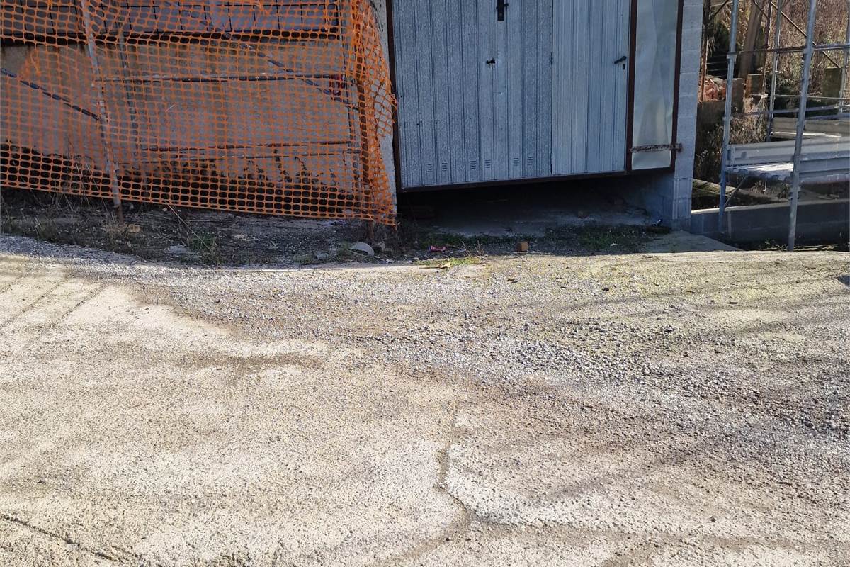 CANTU' vendesi DEPOSITO Mq 150 con accesso carraio