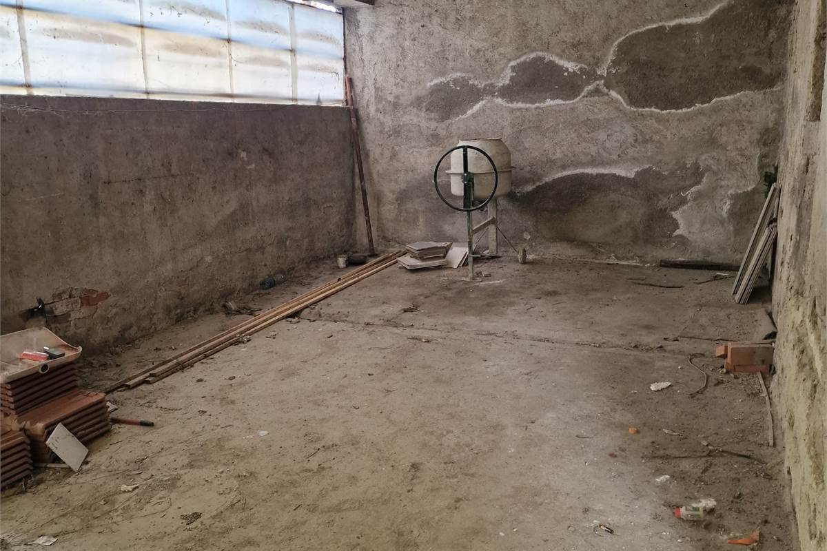 CANTU' vendesi DEPOSITO Mq 150 con accesso carraio