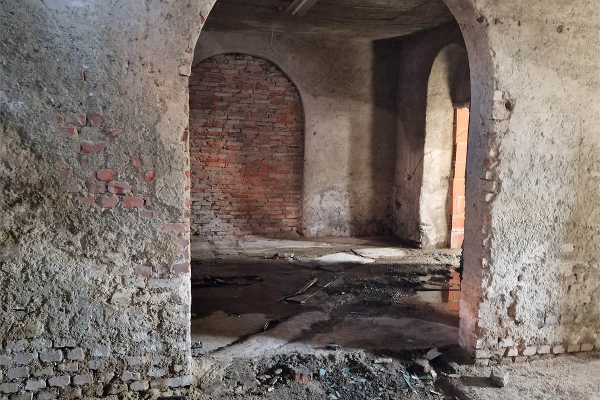 CANTU' vendesi DEPOSITO Mq 150 con accesso carraio