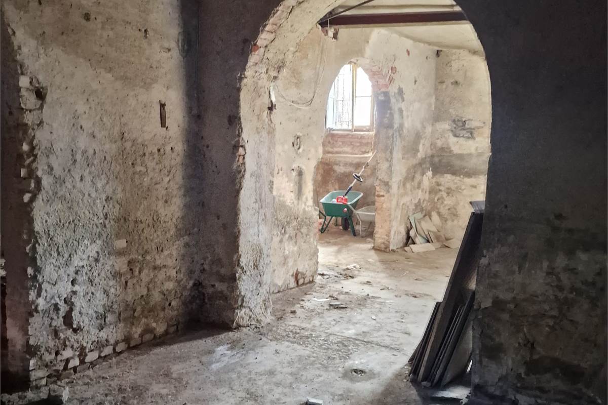 CANTU' vendesi DEPOSITO Mq 150 con accesso carraio