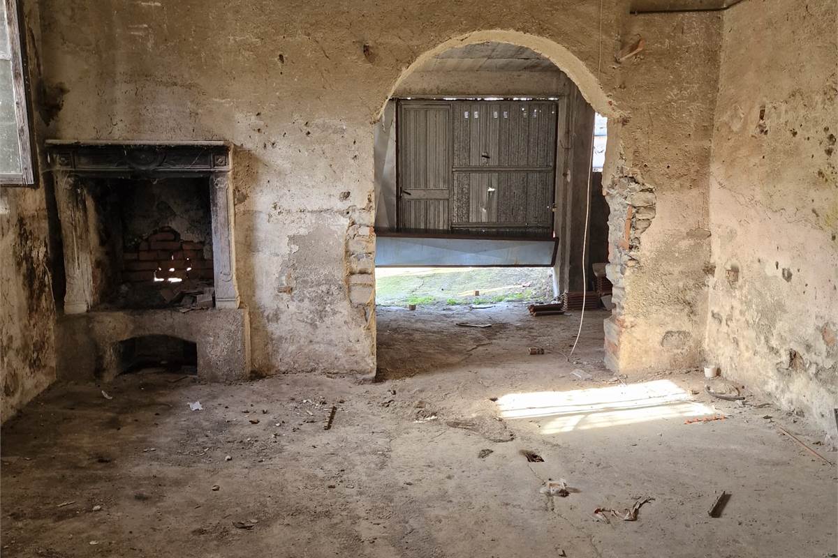 CANTU' vendesi DEPOSITO Mq 150 con accesso carraio