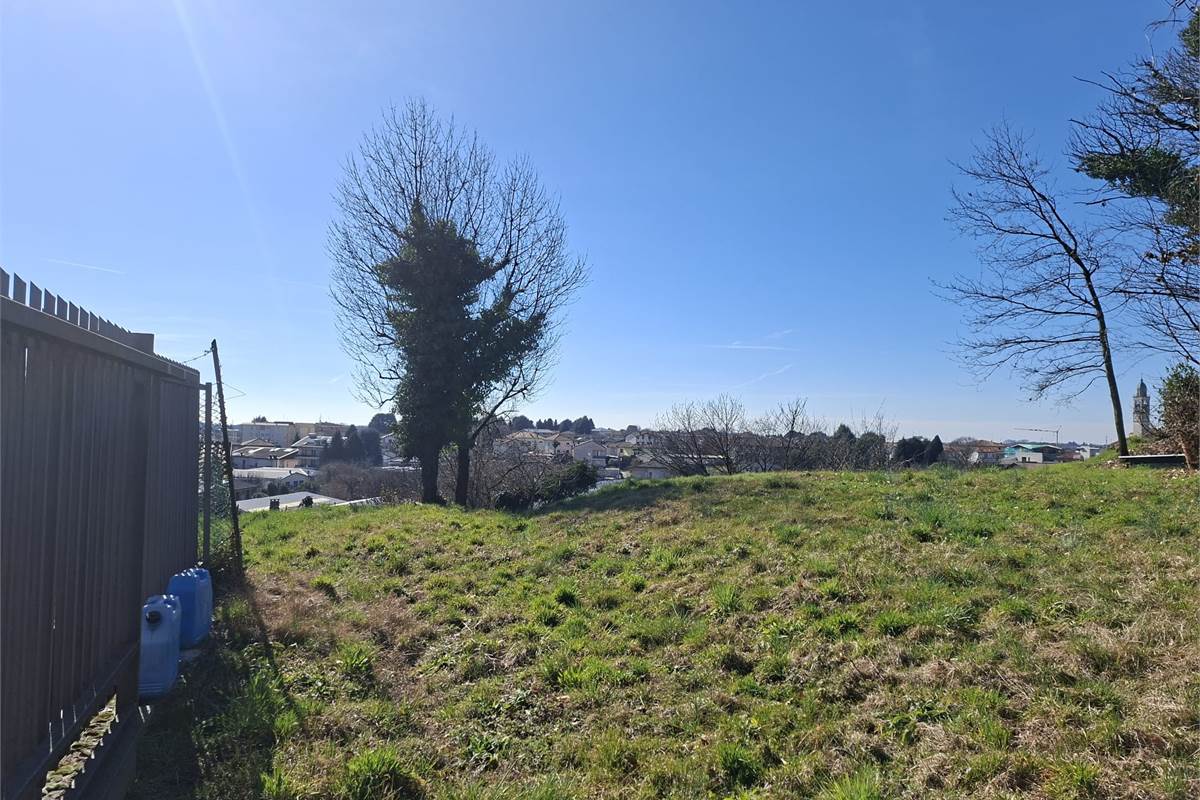 CANTU' vendiamo TERRENO di Mq 2.630