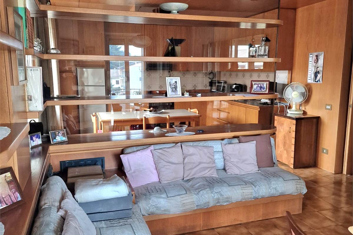 CANTU' vendiamo TRILOCALE termoautonomo