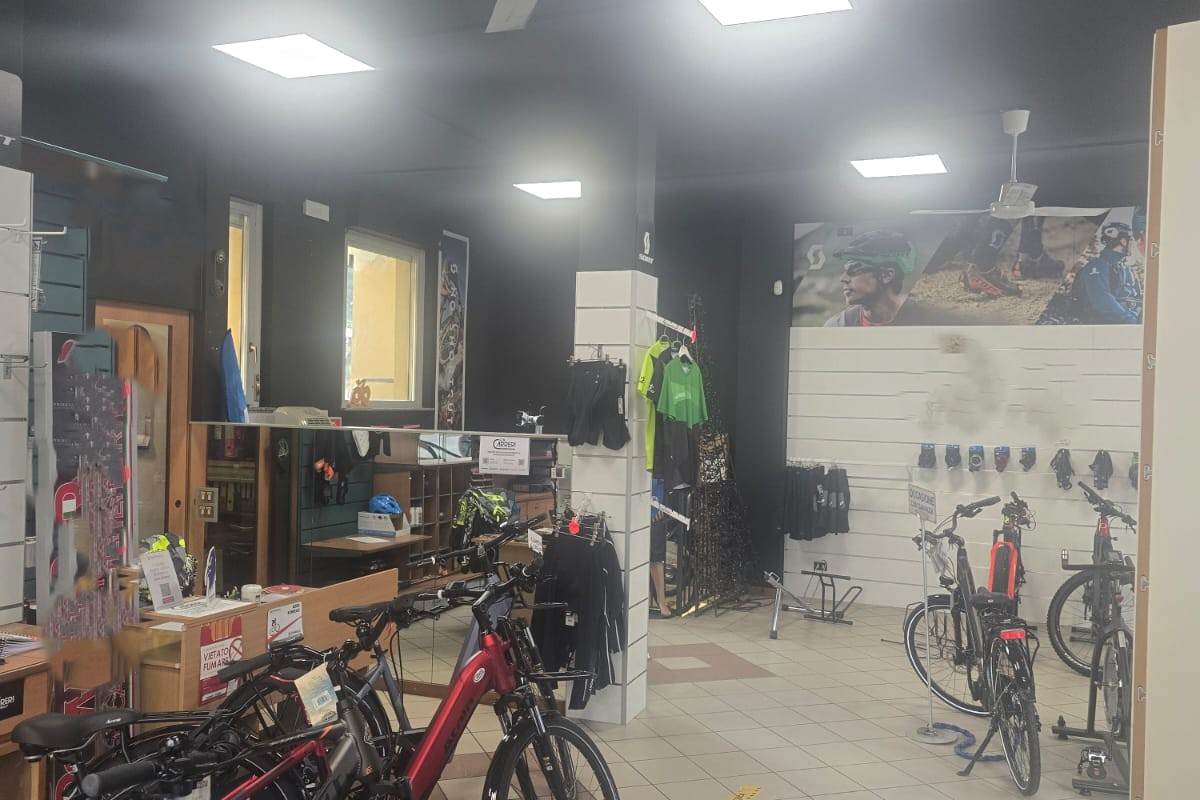 CANTU' Via Milano affittiamo NEGOZIO 