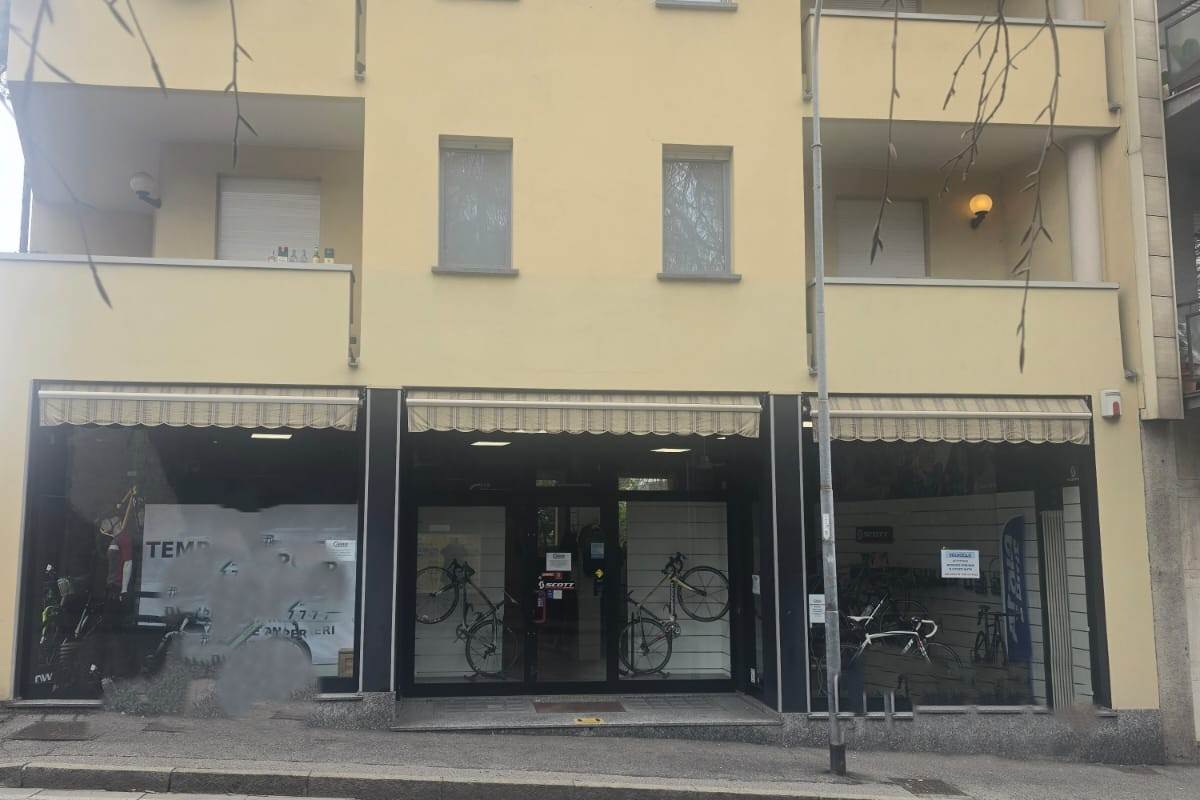 CANTU' Via Milano affittiamo NEGOZIO 