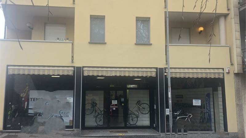 CANTU' Via Milano affittiamo NEGOZIO 