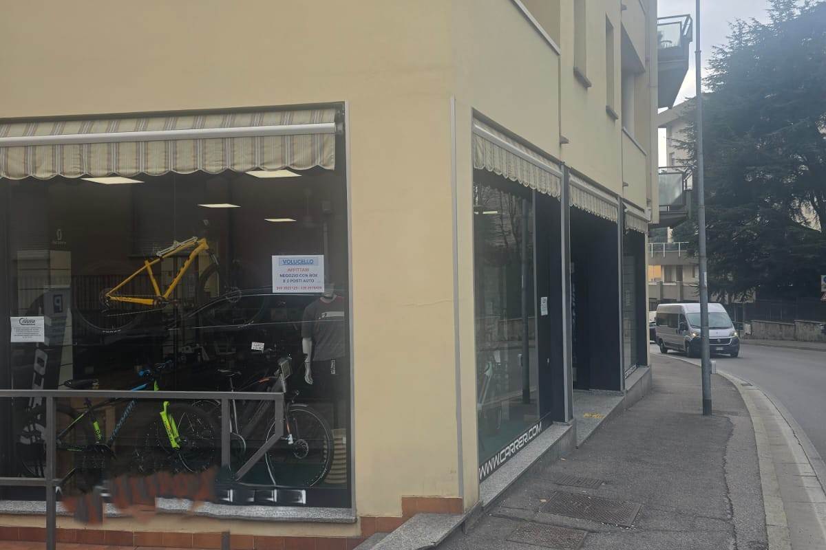 CANTU' Via Milano affittiamo NEGOZIO 