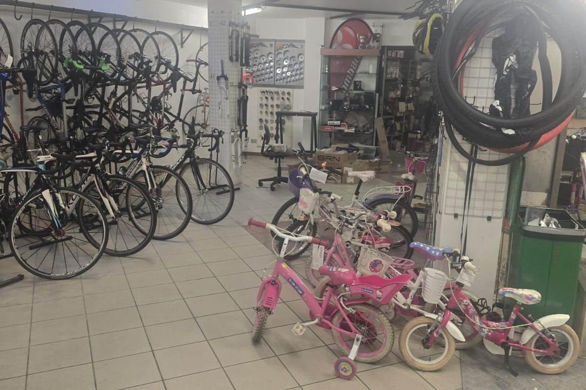 CANTU' Via Milano affittiamo NEGOZIO 