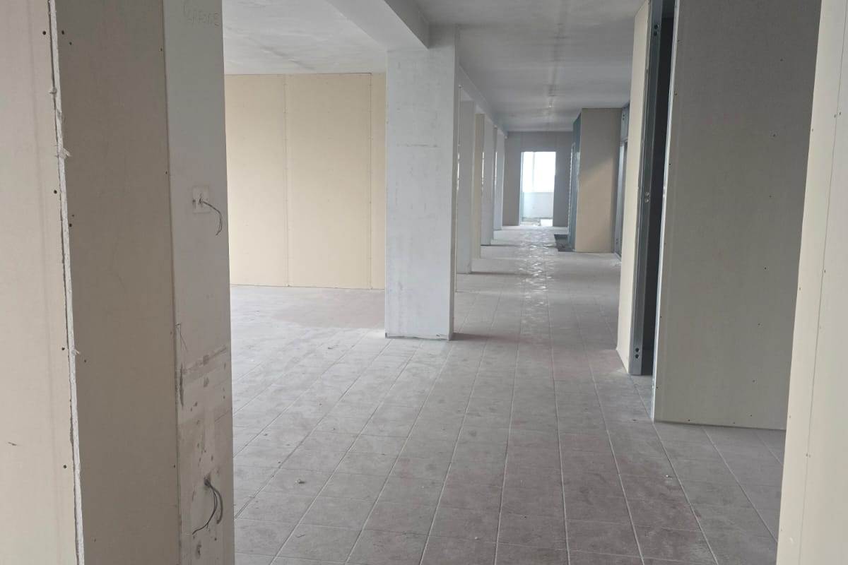 NOVEDRATE fronte Novedratese vendiamo CAPANNONE di 5.700 Mq