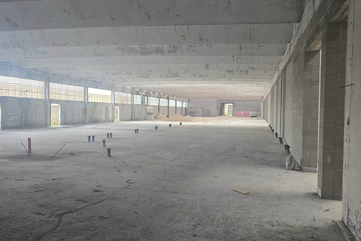 NOVEDRATE fronte Novedratese vendiamo CAPANNONE di 5.700 Mq