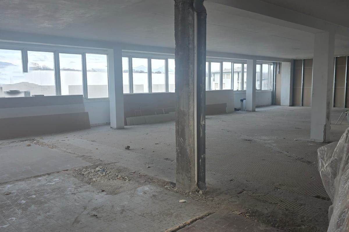 NOVEDRATE fronte Novedratese vendiamo CAPANNONE di 5.700 Mq