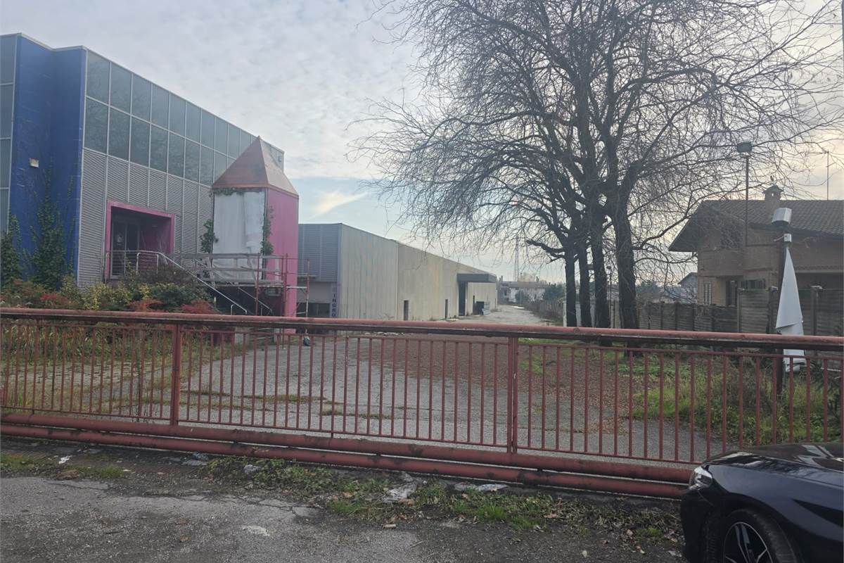 NOVEDRATE fronte Novedratese vendiamo CAPANNONE di 5.700 Mq