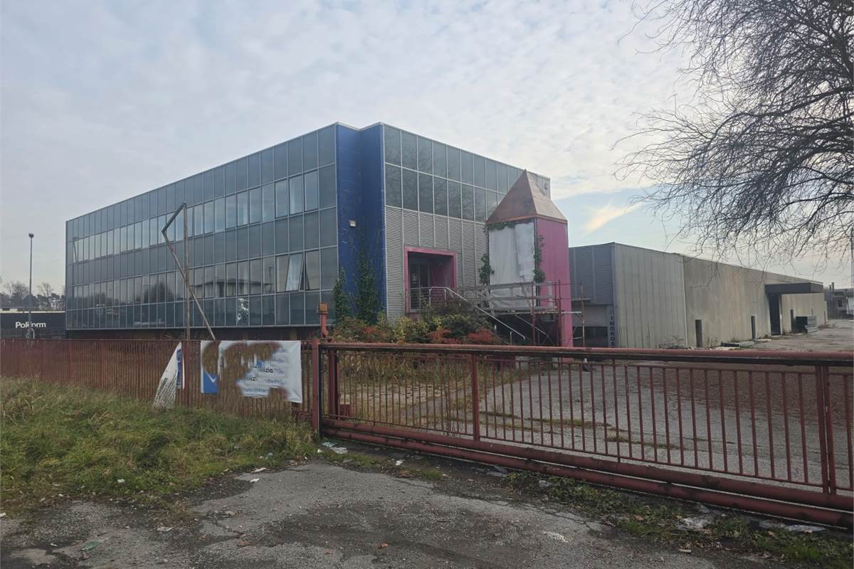 NOVEDRATE fronte Novedratese vendiamo CAPANNONE di 5.700 Mq