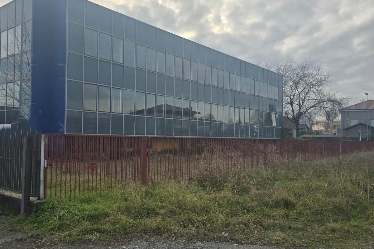 NOVEDRATE fronte Novedratese vendiamo CAPANNONE di 5.700 Mq