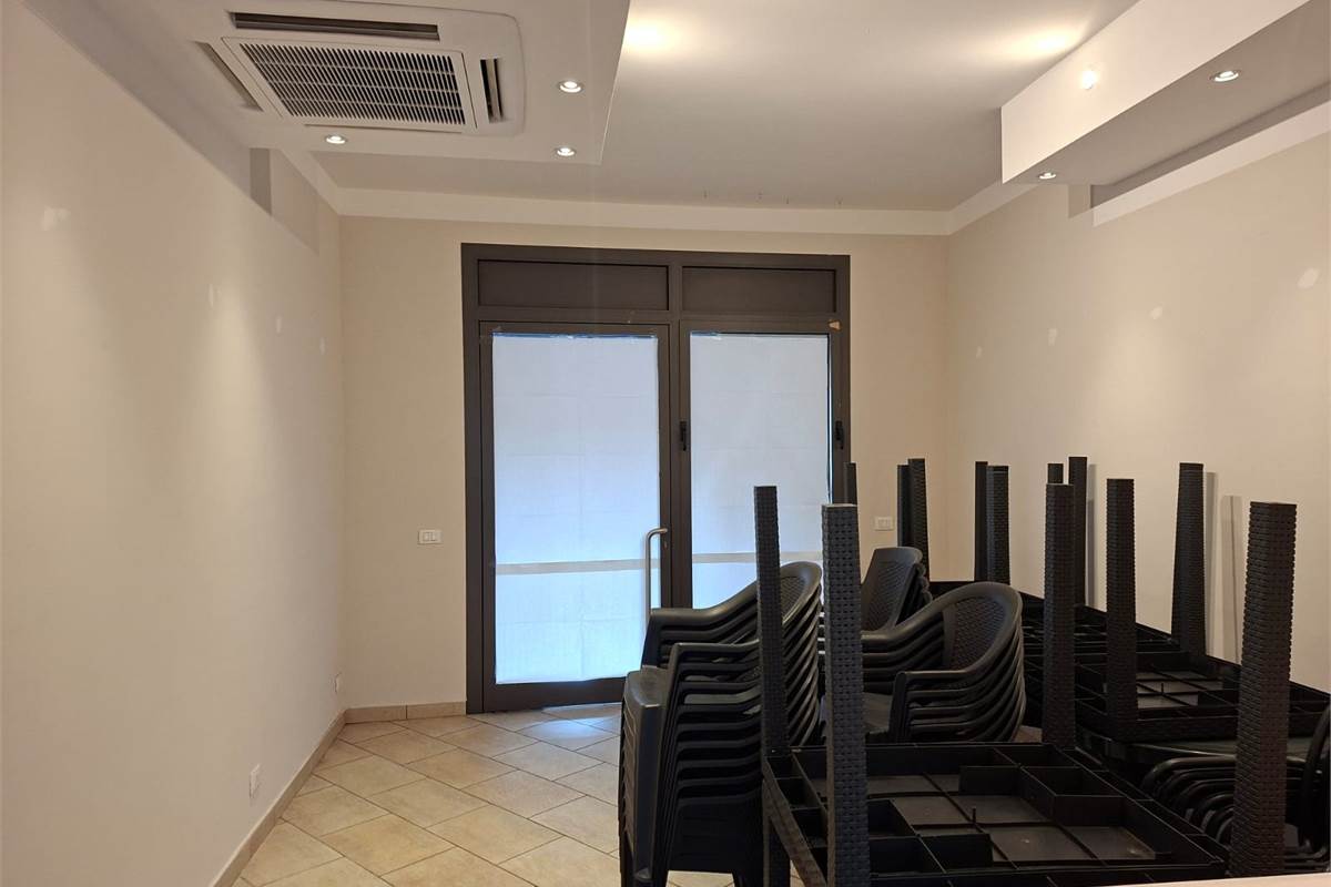 CANTU' affittiamo NEGOZIO/UFFICIO al piano terra