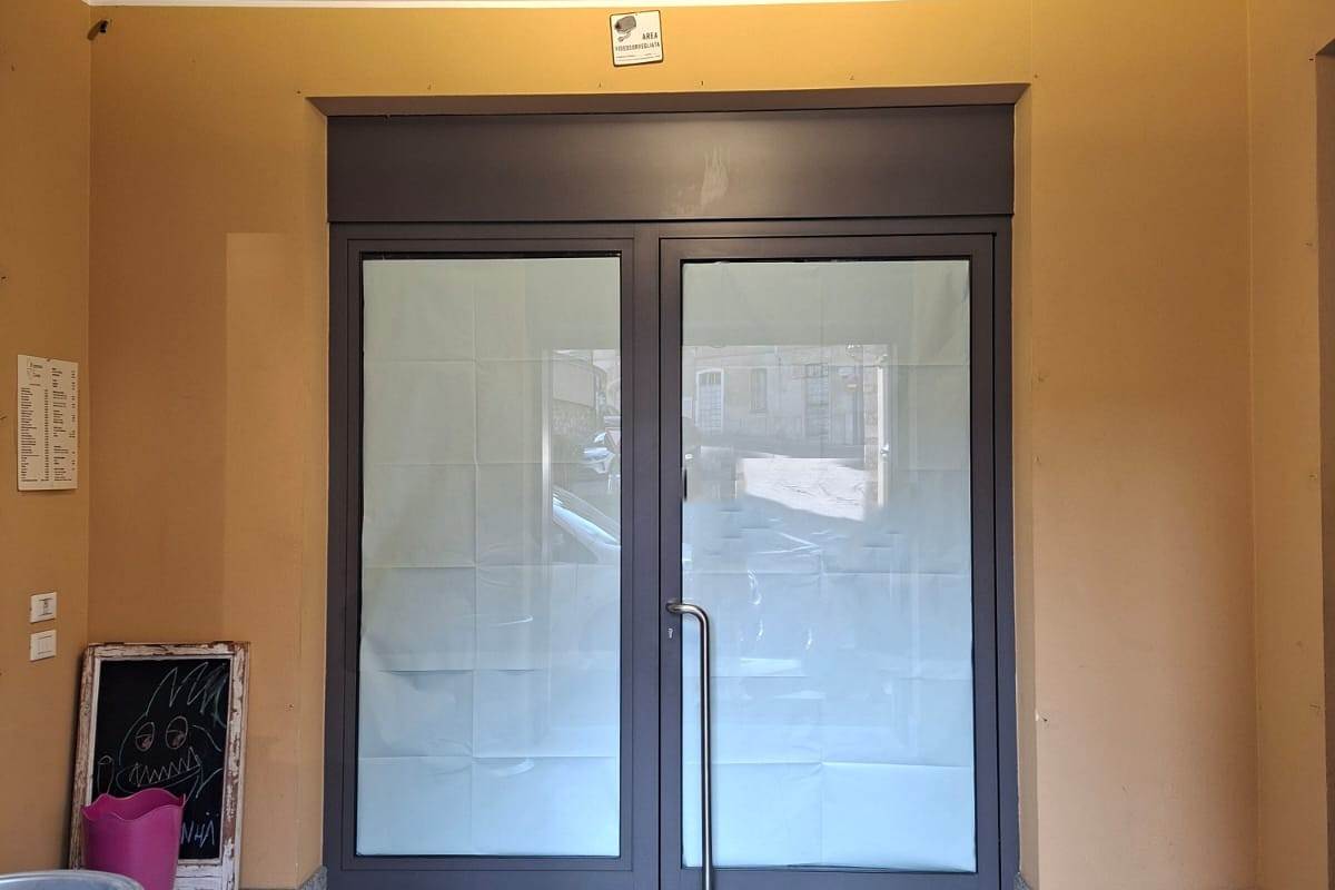 CANTU' affittiamo NEGOZIO/UFFICIO al piano terra