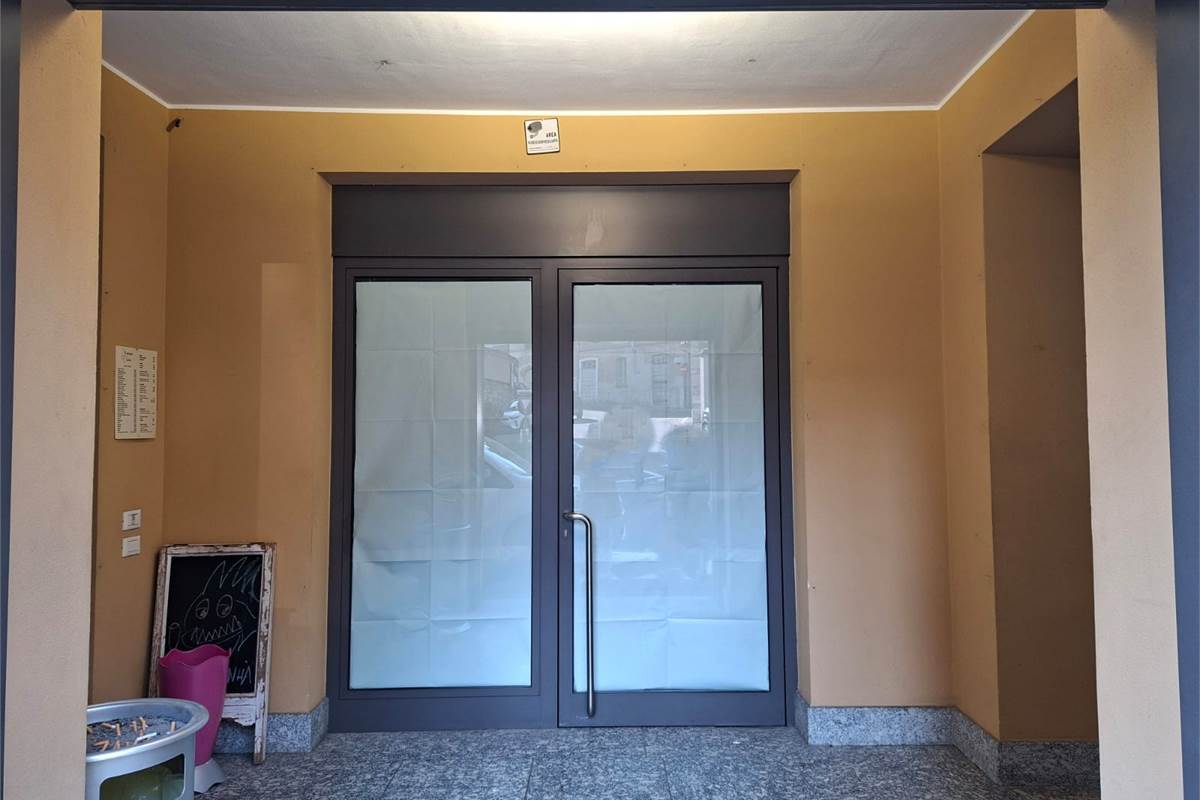 CANTU' affittiamo NEGOZIO/UFFICIO al piano terra