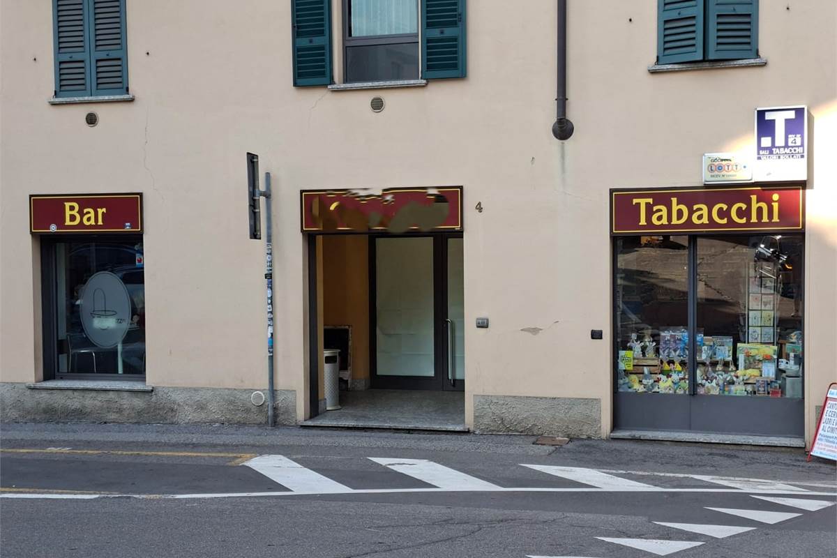 CANTU' affittiamo NEGOZIO/UFFICIO al piano terra