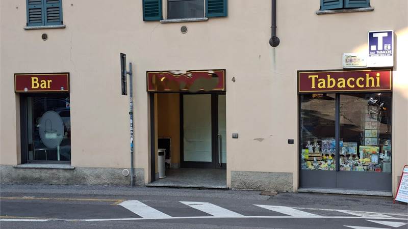 CANTU' affittiamo NEGOZIO/UFFICIO al piano terra