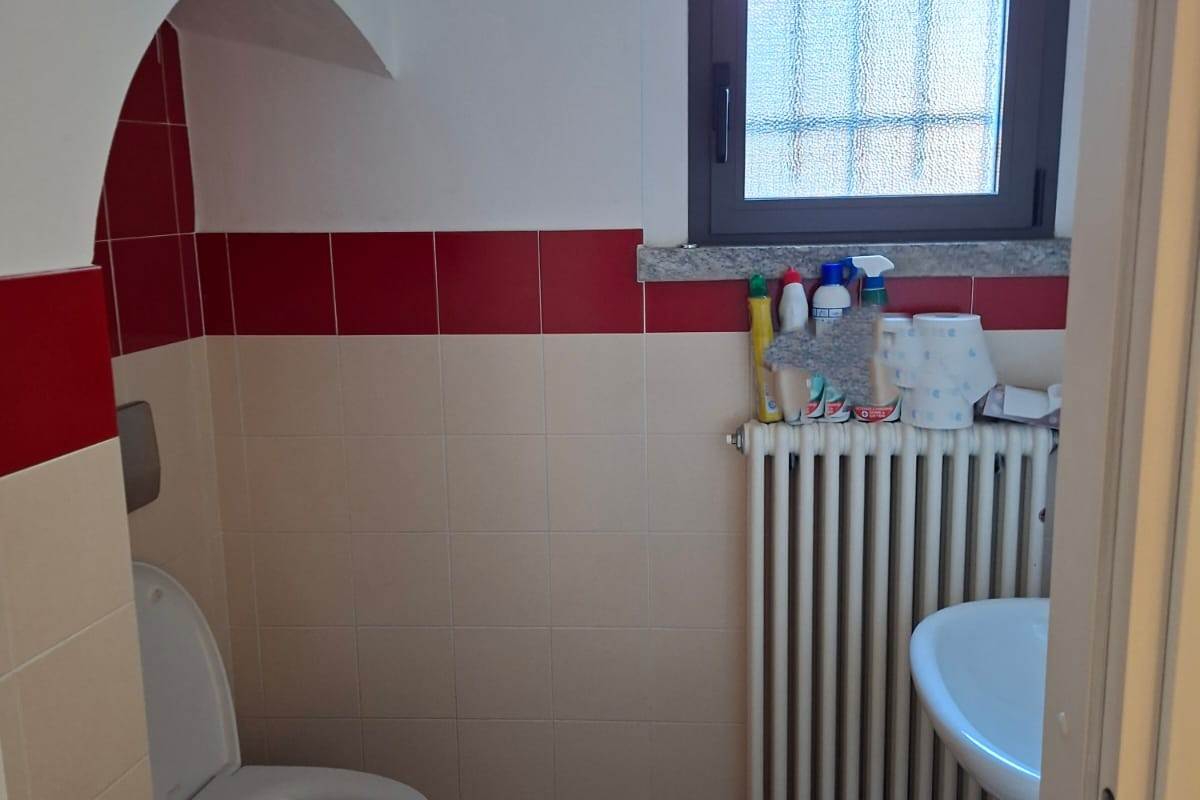 CANTU' affittiamo NEGOZIO/UFFICIO al piano terra