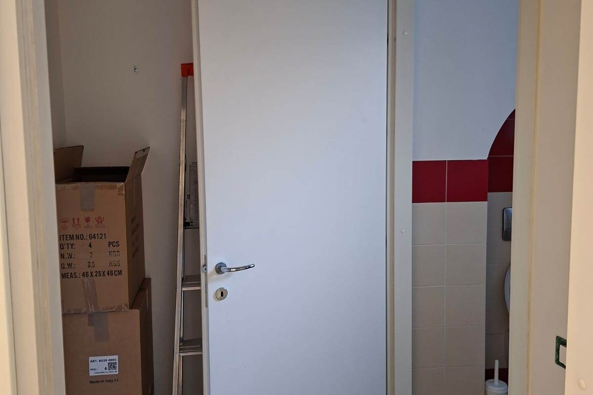 CANTU' affittiamo NEGOZIO/UFFICIO al piano terra