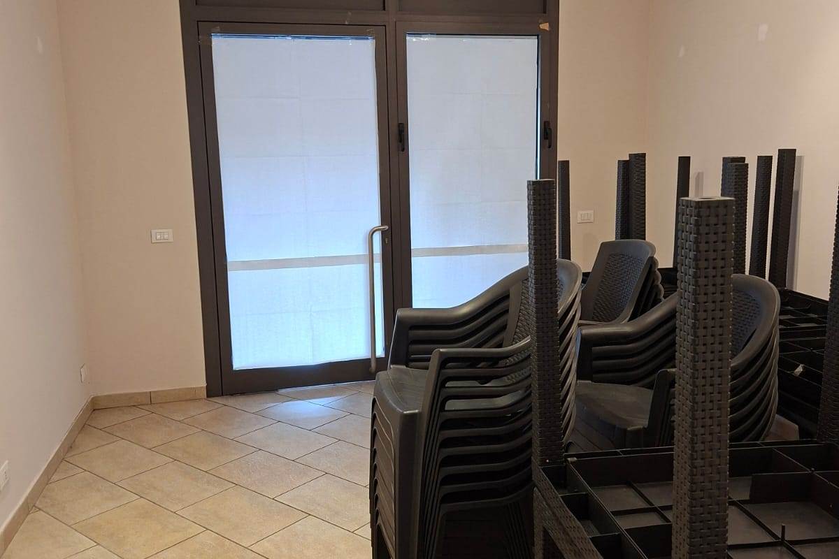 CANTU' affittiamo NEGOZIO/UFFICIO al piano terra