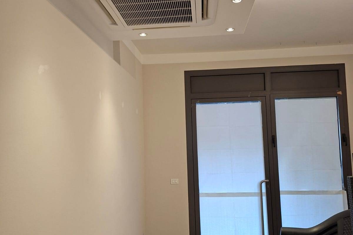 CANTU' affittiamo NEGOZIO/UFFICIO al piano terra