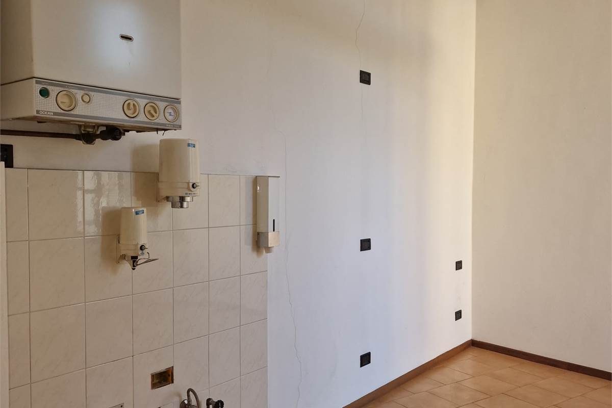 CANTU' vendiamo BILOCALE al primo piano termoautonomo