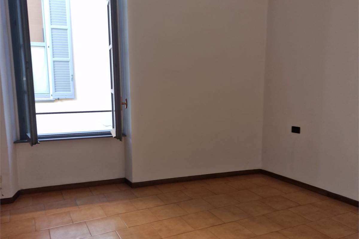 CANTU' vendiamo BILOCALE al primo piano termoautonomo