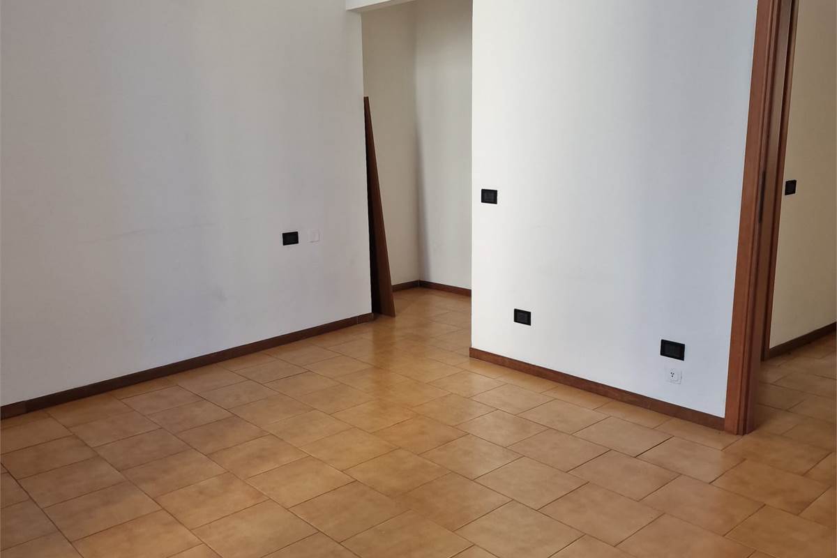 CANTU' vendiamo BILOCALE al primo piano termoautonomo