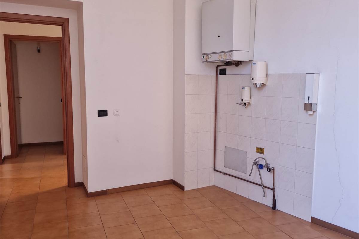 CANTU' vendiamo BILOCALE al primo piano termoautonomo