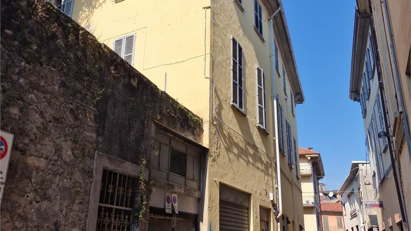 CANTU' vendiamo BILOCALE al primo piano termoautonomo