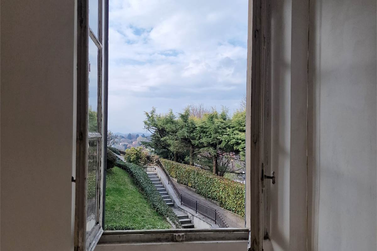 CANTU' centro vendiamo TRILOCALE con box