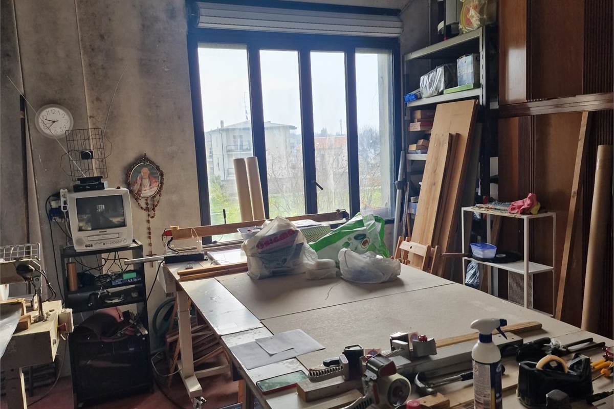 CANTU' vendiamo CAPANNONE di Mq 200 frazionabile