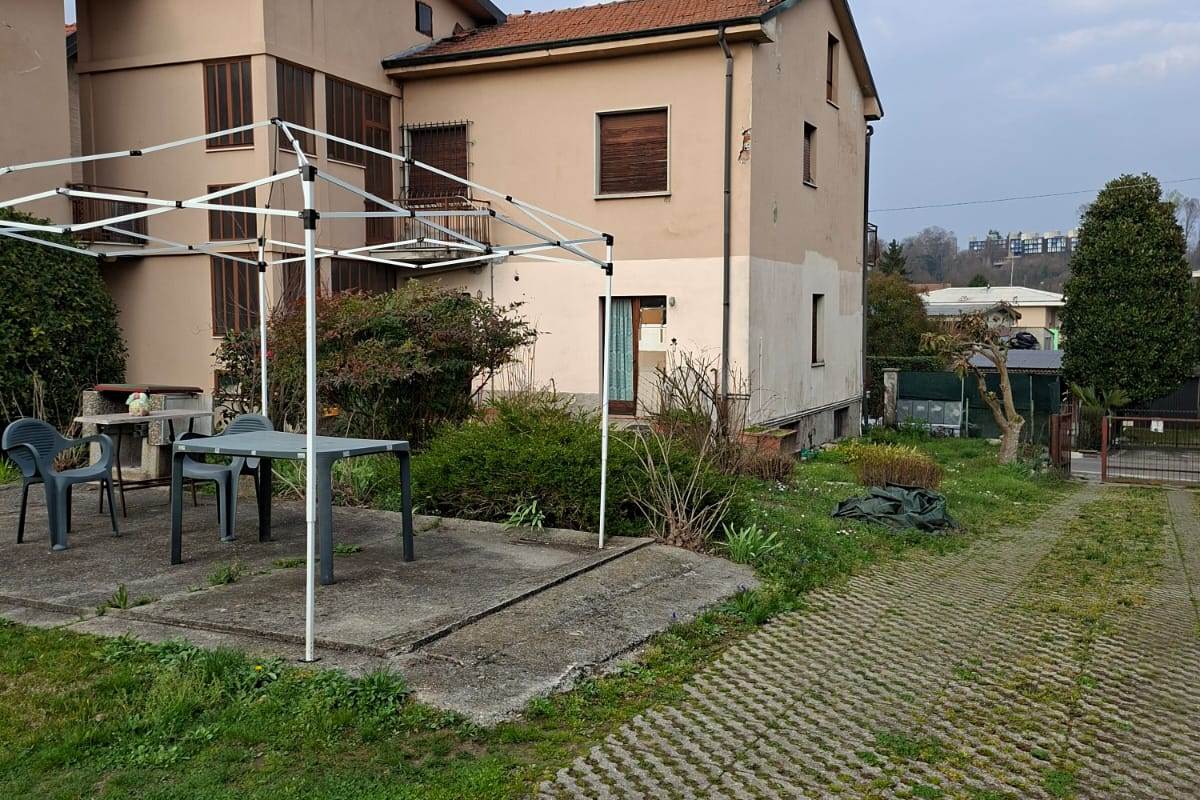 CARIMATE vendiamo CASA SINGOLA con ampio terreno