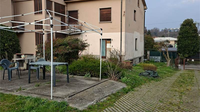 CARIMATE vendiamo CASA SINGOLA con ampio terreno