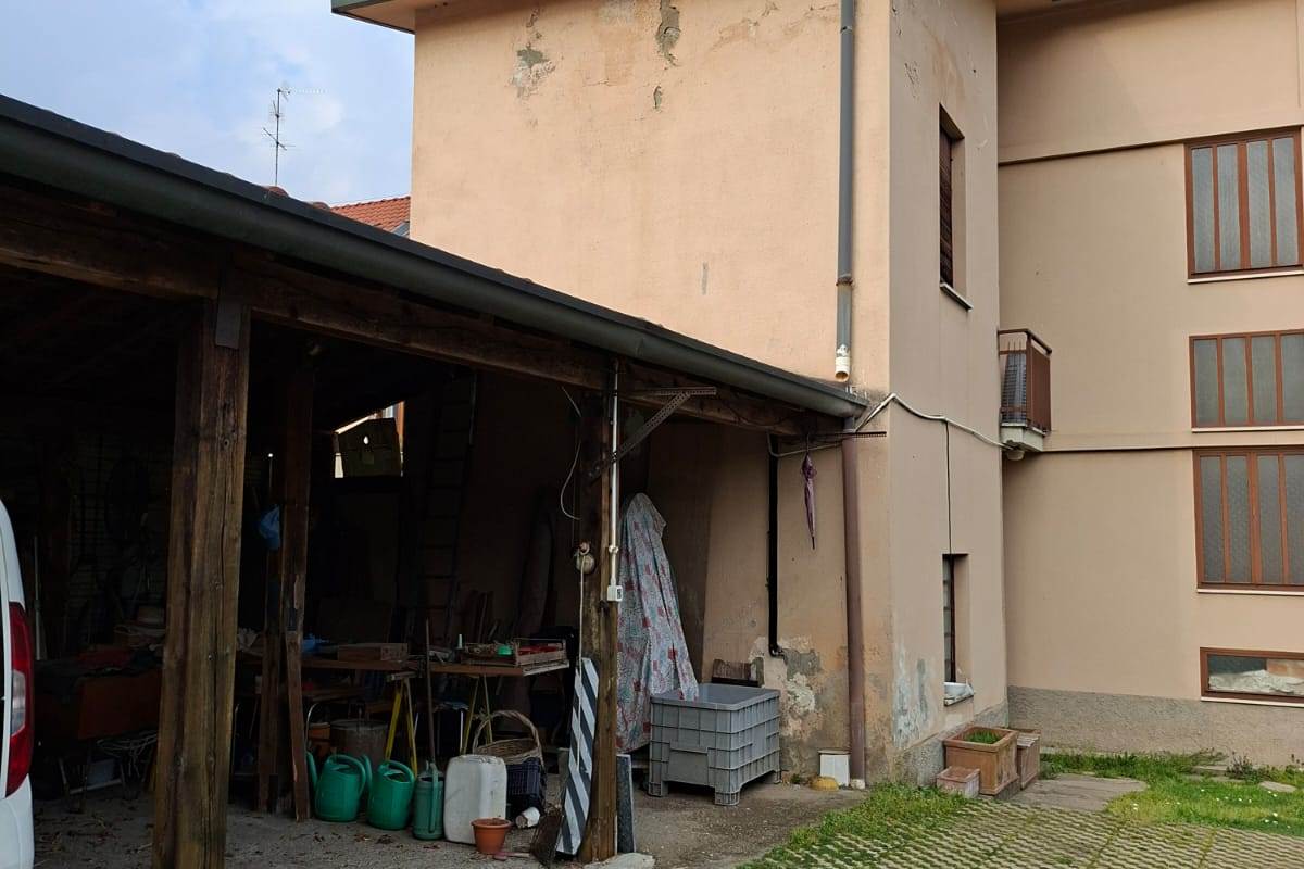 CARIMATE vendiamo CASA SINGOLA con ampio terreno