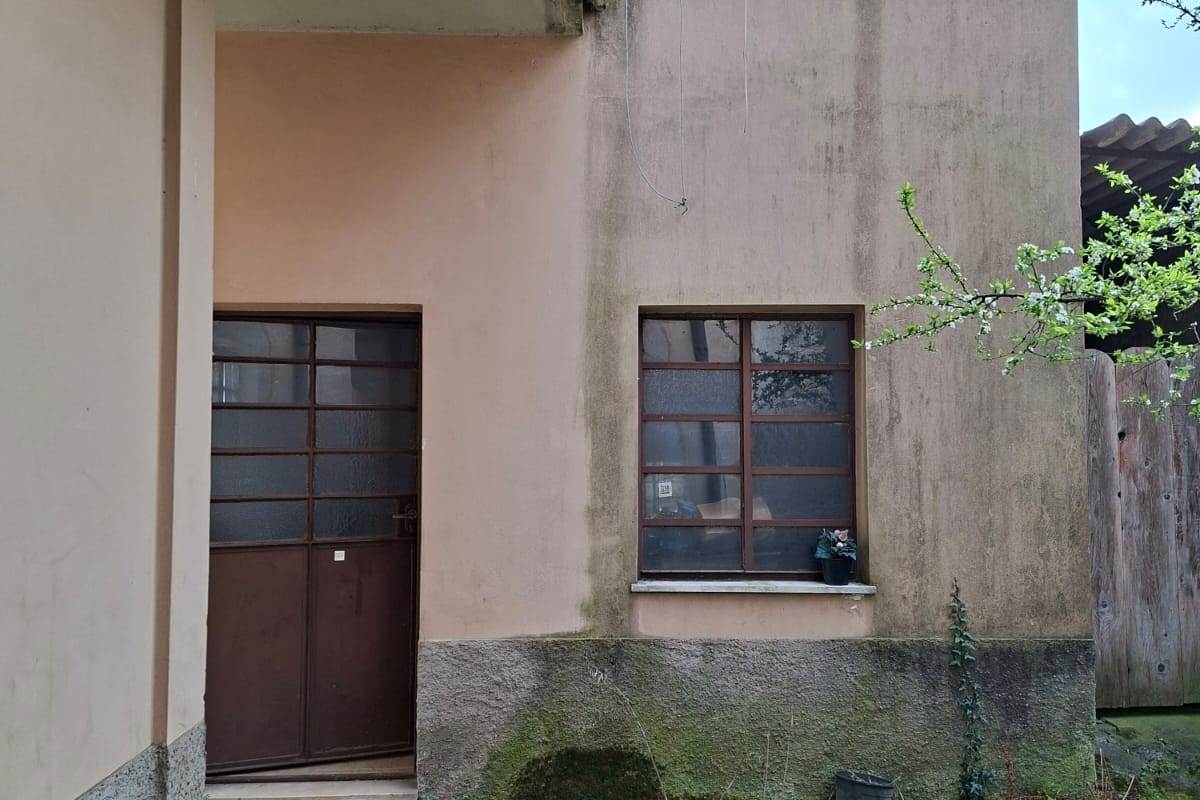 CARIMATE vendiamo CASA SINGOLA con ampio terreno