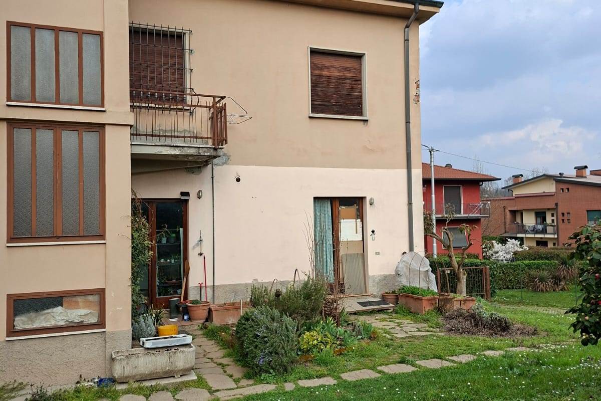 CARIMATE vendiamo CASA SINGOLA con ampio terreno