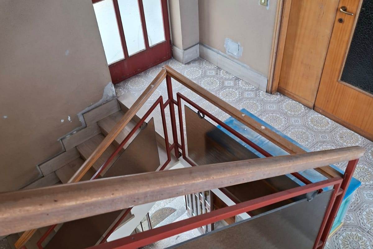 CARIMATE vendiamo CASA SINGOLA con ampio terreno