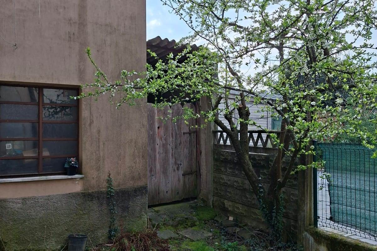 CARIMATE vendiamo CASA SINGOLA con ampio terreno