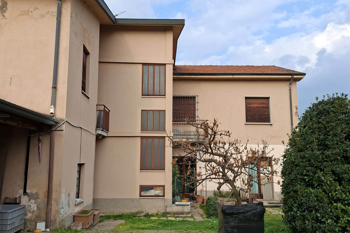 CARIMATE vendiamo CASA SINGOLA con ampio terreno